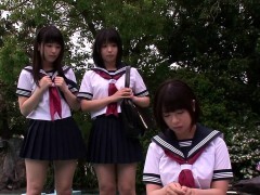 Diminutive Japanese schoolgirls string up 3some